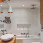 تصميم الحمام 6 متر مربع مع حوض استحمام ومرآة واسعة