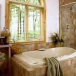 עיצוב חדר אמבטיה בבית ארט דקו פרטי עם אריחי קרמיקה