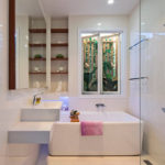 Beyaz yüksek teknoloji ürünü özel banyo tasarımı