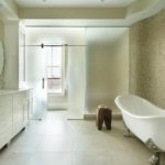 Conception d'une salle de bain dans une maison privée; verre carrelé et dépoli