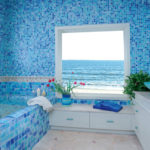 Vannas istabas dizains privātmājā; flīzes ultramarīna krāsās
