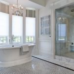 Conception de salle de bain dans un style classique de maison privée