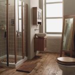 עיצוב חדר אמבטיה בבית לופט פרטי עם אריחי קרמיקה