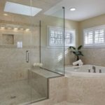 Conception de salle de bain dans une maison privée, éclats de marbre et verre