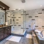 Design de baie într-o casă privată cu gresie și set de mobilier