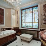 Vitray pencereli özel bir evde banyo tasarımı