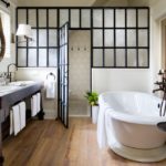 Vannas istabas dizains privātmājā ar starpsienu