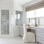 Köşe duşlu özel bir evde banyo tasarımı
