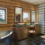 Vannas istabas dizains privātmājas guļbaļķu kajītē un spīdīgas flīzes