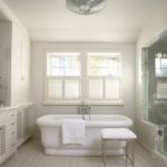 Conception de salle de bain dans une maison privée dans des couleurs blanches