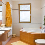Thiết kế phòng tắm riêng với tông màu cam