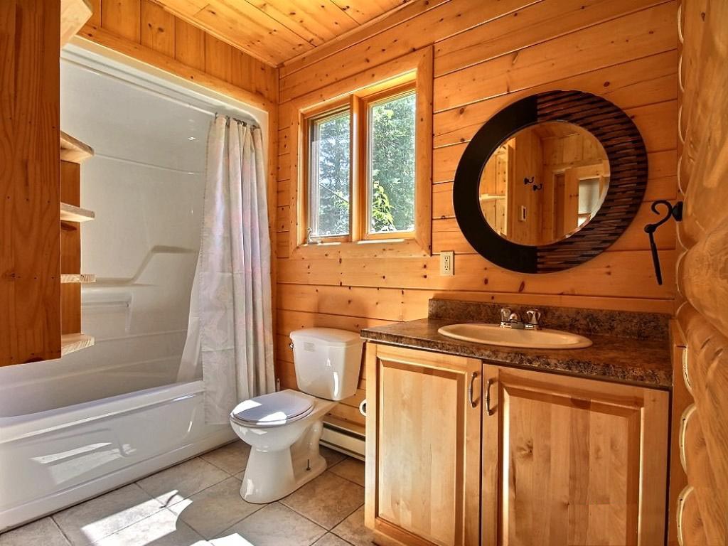 The design of the bathroom in the house from a wooden log house