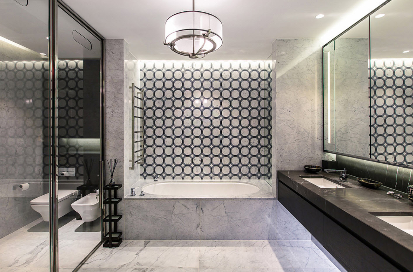 vannas istabas dizains ar tualetes ģeometriskiem rakstiem
