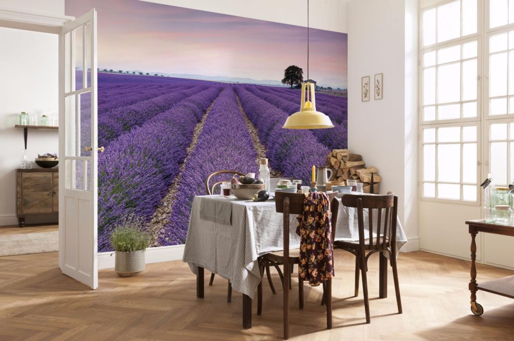 Reālistiskāki ir sienas gleznojumi virtuves interjerā, kas izgatavoti no neausta materiāla
