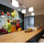 Papier peint intérieur de cuisine avec explosion de fruits