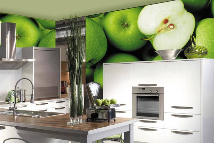Sienas sienas virtuves interjerā ar izstrādājumu attēlu