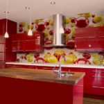 Bức tranh tường nhà bếp nội thất với bảng màu đỏ tươi