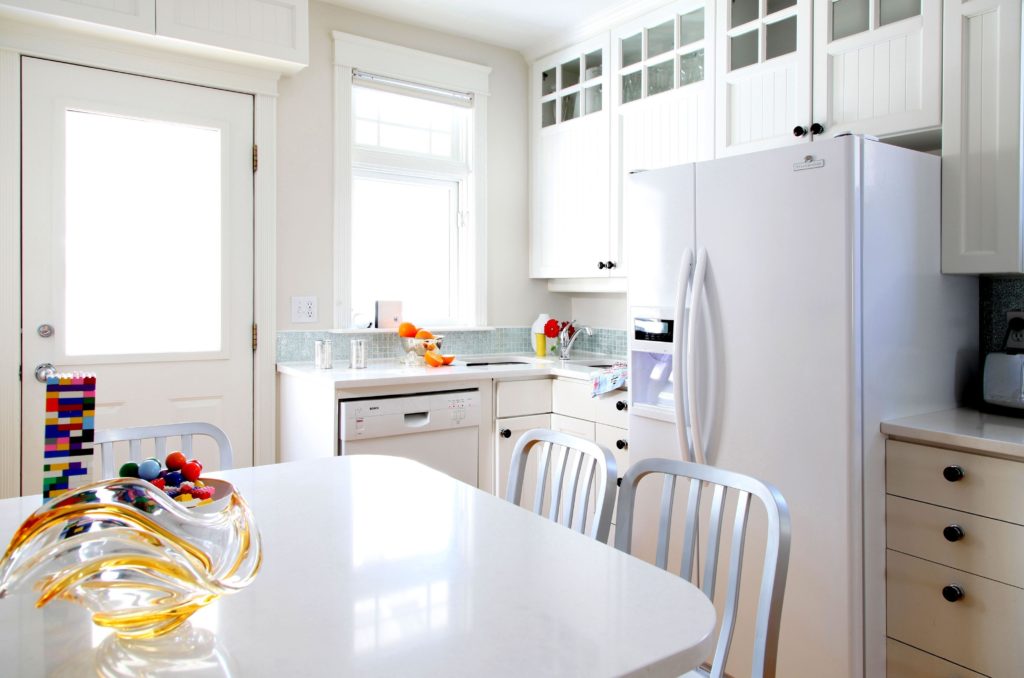 Beyaz mutfak iç beyaz buzdolabı