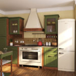 Frigider alb în interiorul bucătăriei cu un set verde