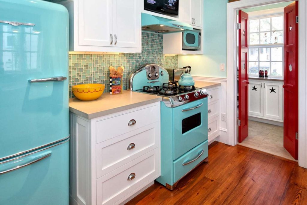 Réfrigérateur bleu à l'intérieur de la cuisine