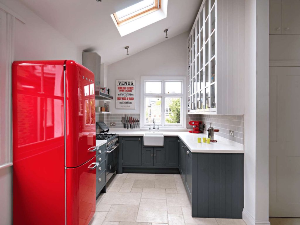 Beyaz mutfak iç kırmızı buzdolabı