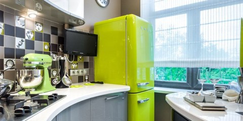 Gaiši zaļš ledusskapis virtuves interjerā