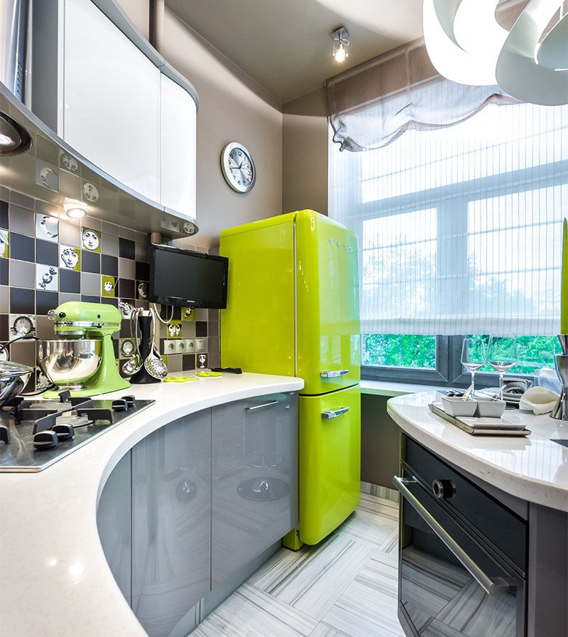 Réfrigérateur vert clair à l'intérieur de la cuisine