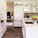 Girişte beyaz mutfak iç buzdolabı