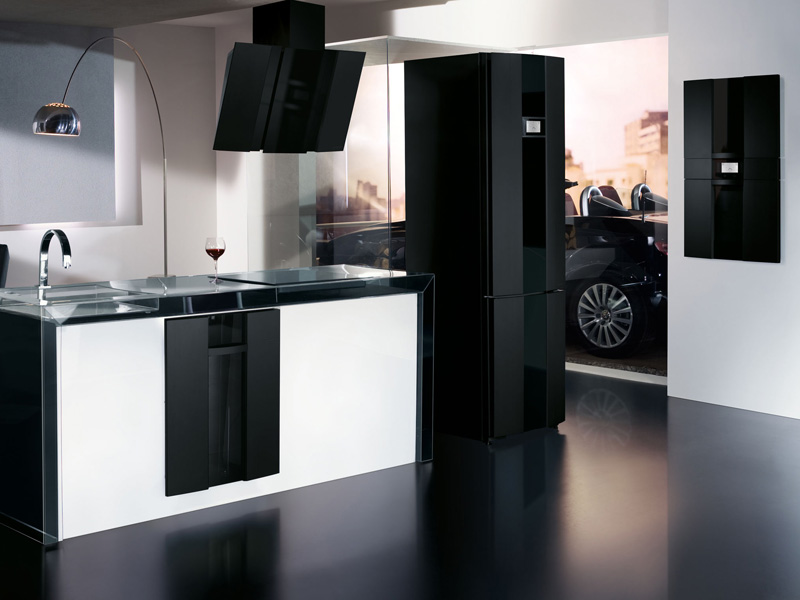 réfrigérateur à l'intérieur de la cuisine en noir et blanc