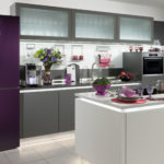 Frigider în interiorul fațadei violet din bucătărie
