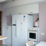 Mutfak iç duvar dolapları altında buzdolabı