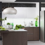 Réfrigérateur à l'intérieur de la cuisine avec une façade noire