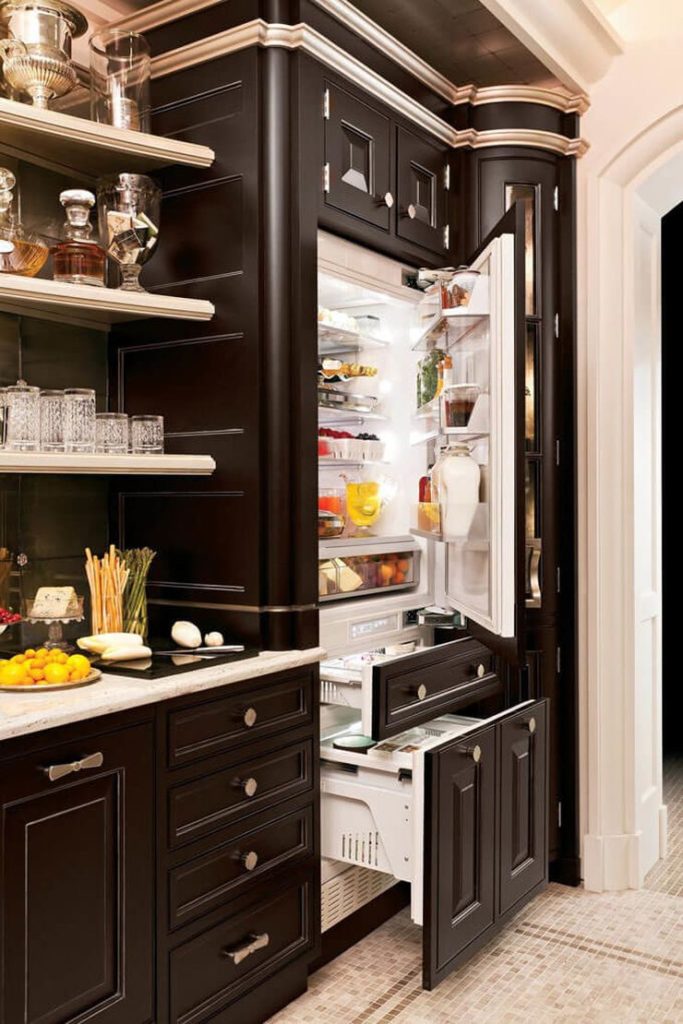 Réfrigérateur à l'intérieur de la cuisine Art Nouveau