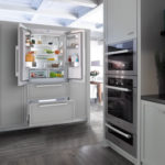 Açık gri bir dolap içinde mutfak iç buzdolabı