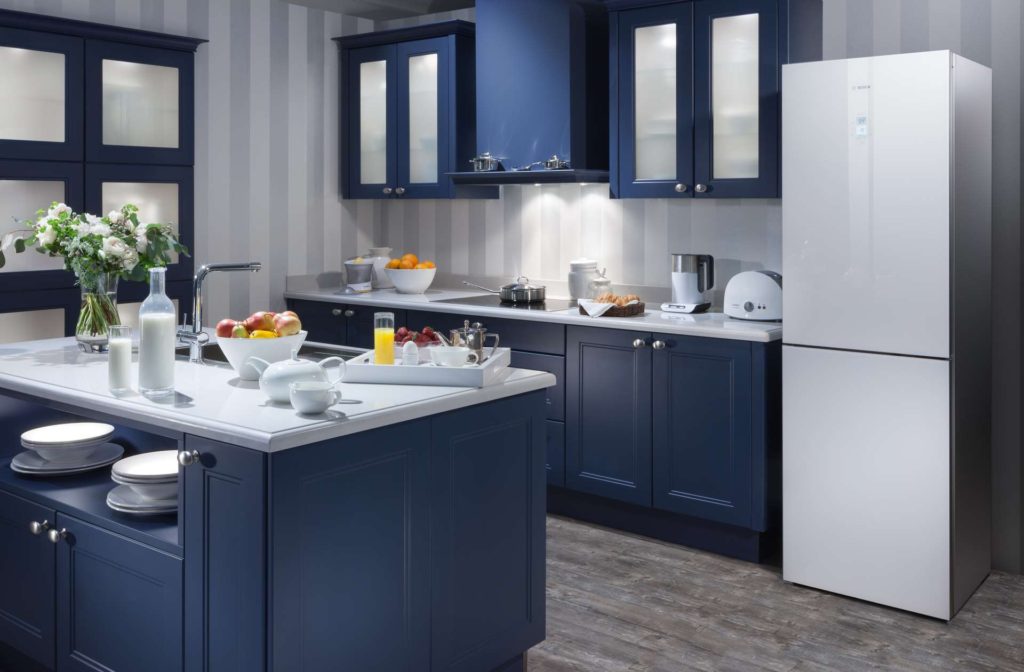 Koyu mavi renkli mutfak iç buzdolabı
