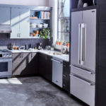 Réfrigérateur à l'intérieur de la cuisine intégré au placard
