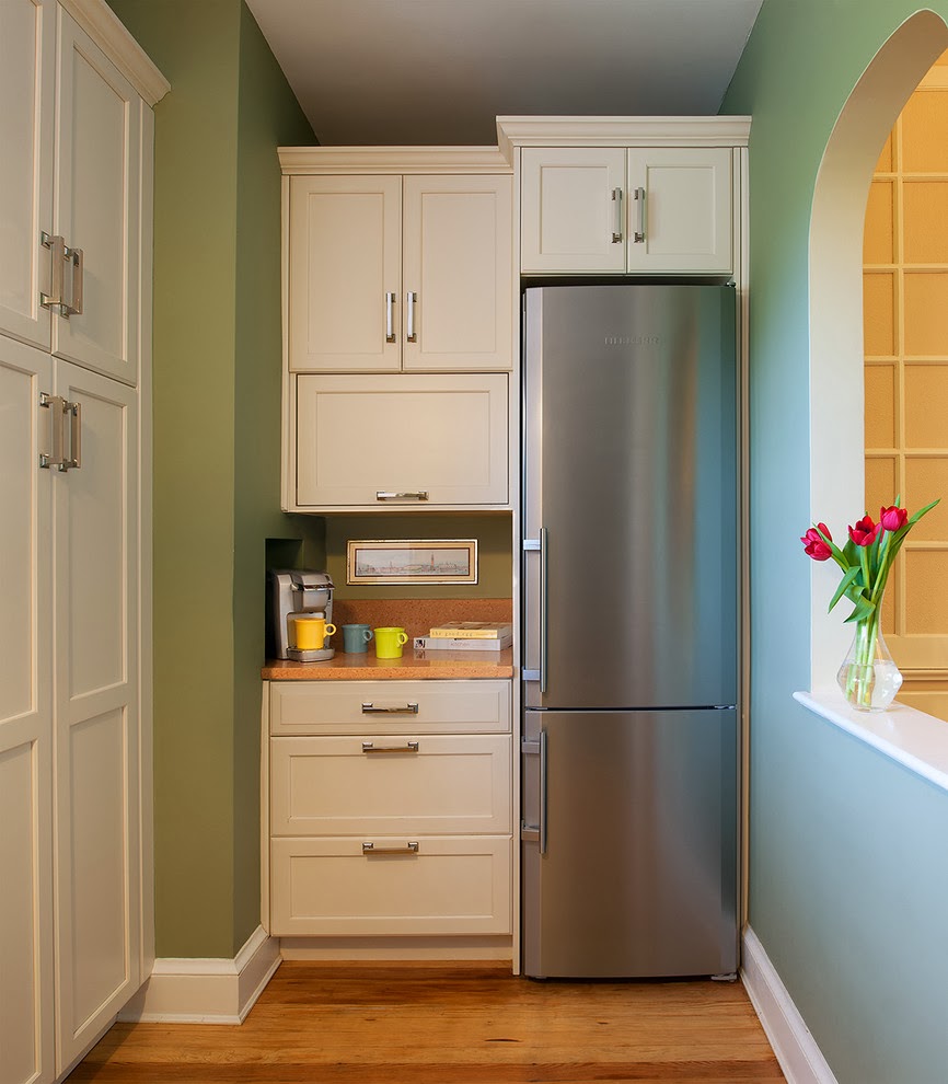 Réfrigérateur à l'intérieur de la cuisine, placard encastré