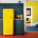 Réfrigérateur jaune à l'intérieur de la cuisine dans un style rétro