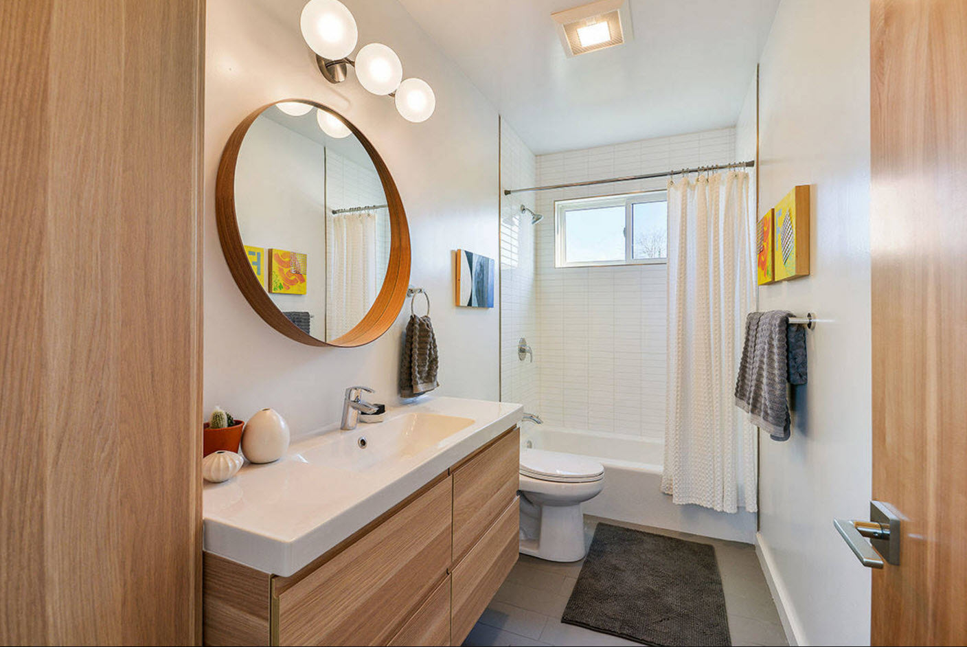 עיצוב קומפקטי של חדר אמבטיה עם שירותים