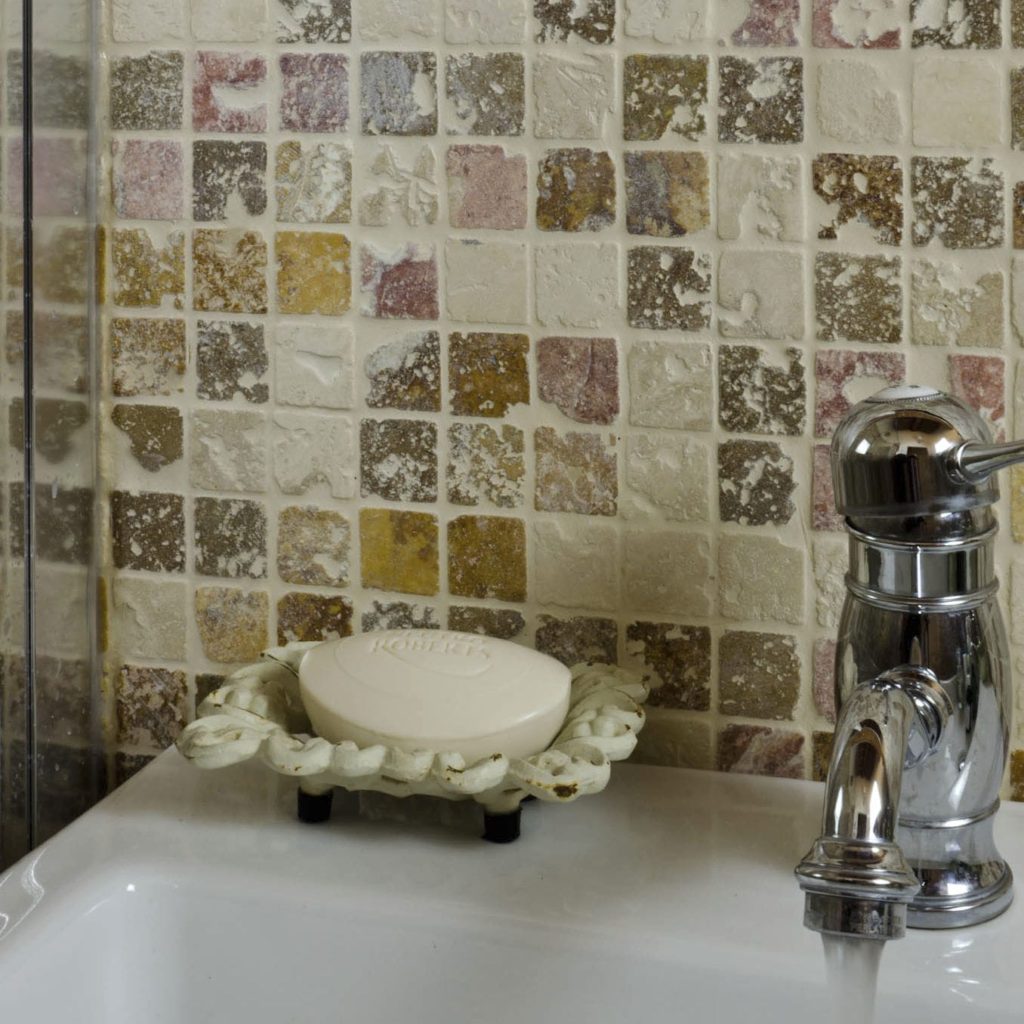 Doğal taştan banyo için piksel mozaik