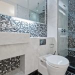 Mozaik banyo siyah beyaz paletinde