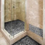 Çakıl taşı banyoda taklit mozaik