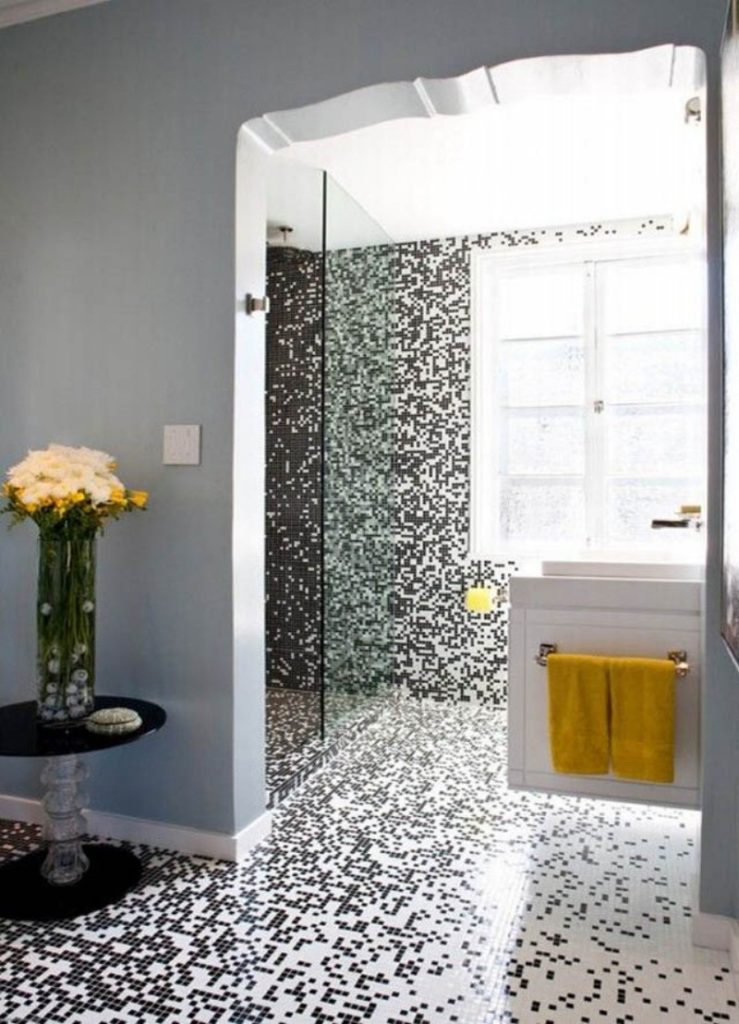 Siyah ve beyaz cam banyoda Mozaik