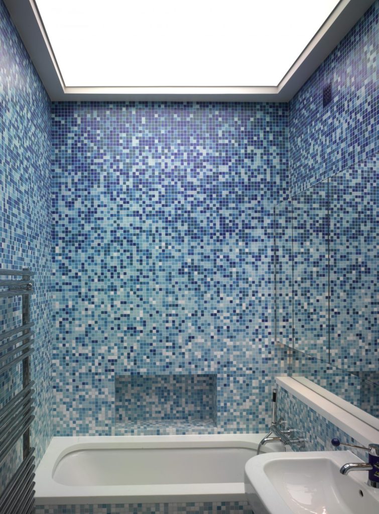 Mozaik banyoda yumuşak geçiş