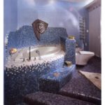 Mosaïque dans la salle de bain une transition en douceur du violet au bleu