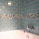 פסיפס בחדר האמבטיה קורבל בין שורות אריחי הקרמיקה