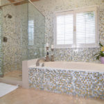 Banyoda mozaik çok renkli yumuşak geçiş