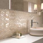 Mat ve ayna elemanlarının banyoda rhombic mozaik