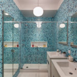 Mosaïque dans la couleur bleu-bleu de la salle de bain