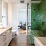 La mosaïque dans la salle de bain est vert foncé